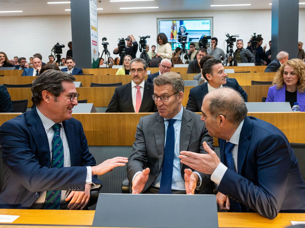 Foto: El presidente del PP, Alberto Núñez Feijóo, junto a Antonio Garamendi y Lorenzo Amor. (EFE/Fernando Villar)