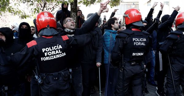 Foto: Efectivos de la Policía Foral frente a una manifestación que tiene lugar esta mañana en Alsasua en contra de la iniciativa "España Ciudadana". (EFE).