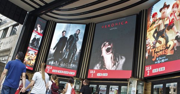 Foto: La cartelera cinematográfica en el cine Capitol, en Madrid, el pasado agosto. (EFE)