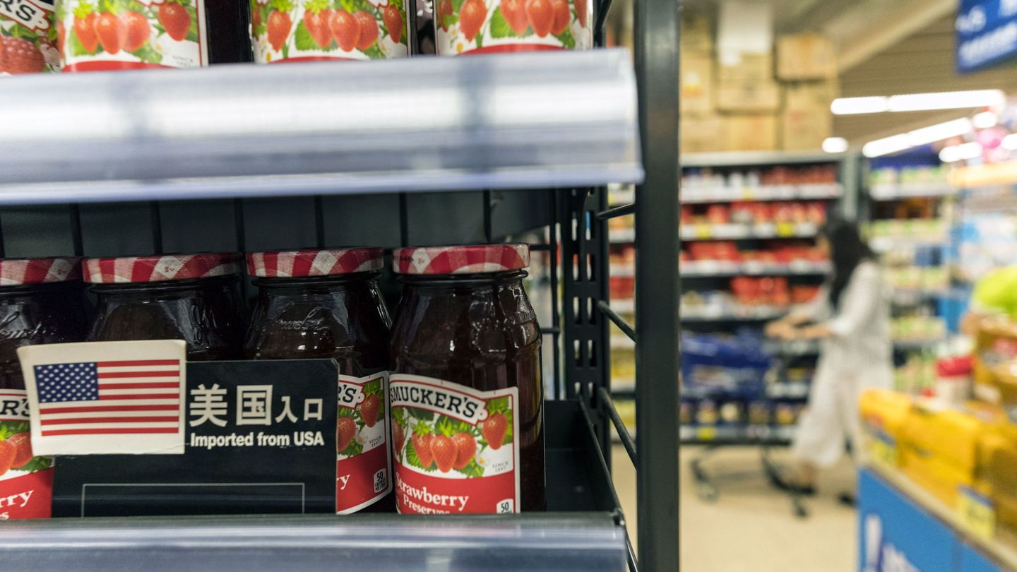 Productos importados de EEUU en un supermercado en China. (EFE/AlekSandar Plavevski)