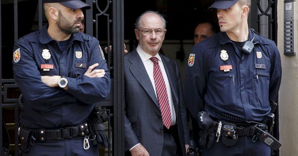 Foto: Rodrigo Rato, expresidente de Bankia, tras el registro de su oficina en 2015. (Reuters)