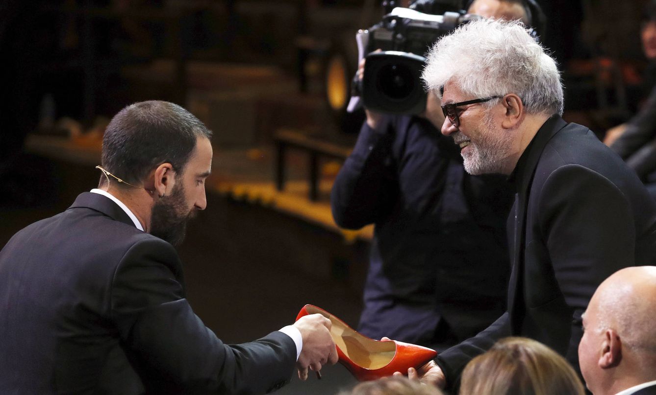 Dani Rovira le pide al director Pedro Almodóvar que le firme el tacón. (EFE)