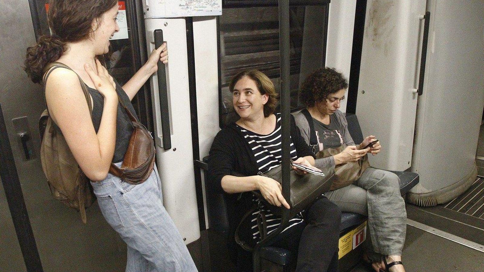 Foto: La alcaldesa de Barcelona, Ada Colau, durante un viaje en metro (REUTERS)