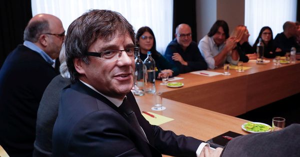 Foto: Carles Puigdemont con los diputados de JxCAT en una reunión en Bruselas. (Reuters)