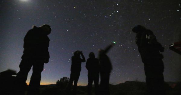 Foto:  Un grupo de personas busca ovnis en el desierto de Arizona (Foto:Reuters)