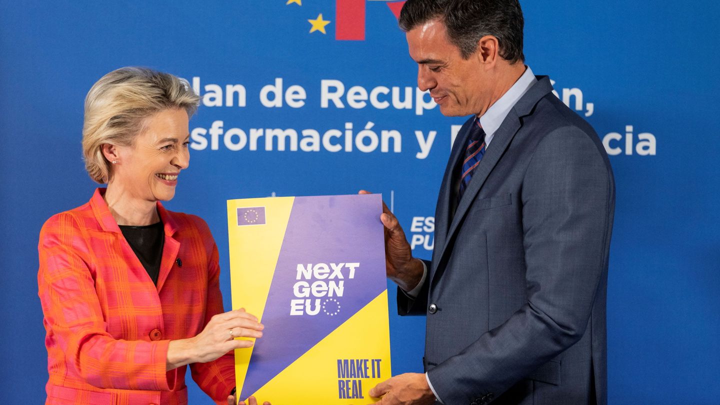 La presidenta de la Comisión Europea, Ursula von der Leyen, junto al presidente del Gobierno, Pedro Sánchez, en Madrid. (Reuters)