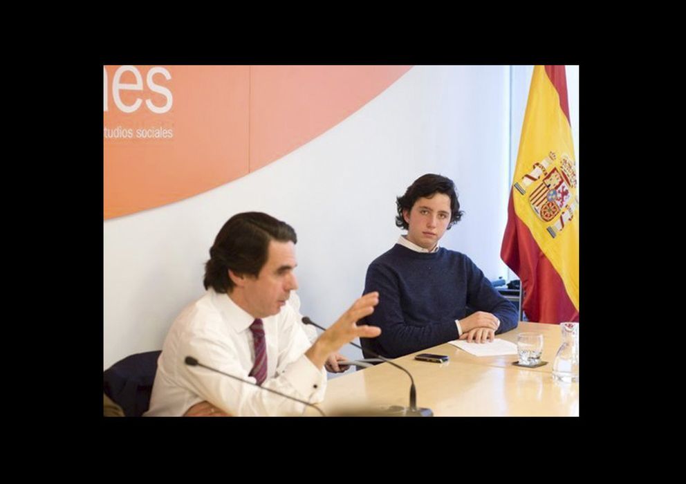 Foto: El pequeño Nicolás con el expresidente del Gobierno José María Aznar. 