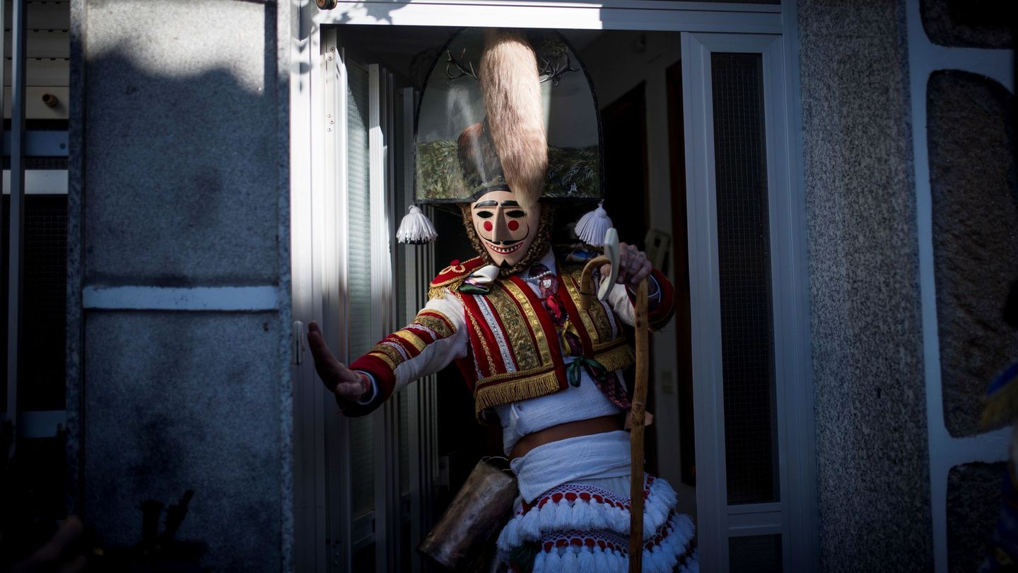 Un hombre disfrazado de 'felo' en el entroido de Maceda (Ourense). (EFE/Brais Lorenzo)