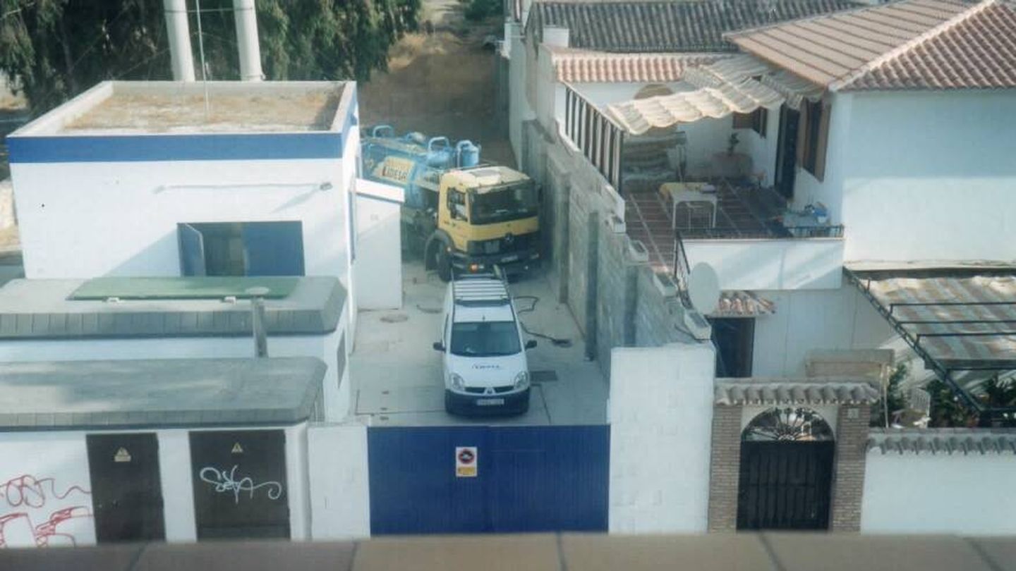 La estación de aguas residuales junto a la casa de Manuel (a la derecha). (EC)