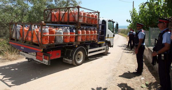 Foto: Un camión retira parte de las 120 bombonas de butano halladas en el chalé de Alcanar Platja utilizado por los terroristas de Barcelona y Cambrils. (EFE)