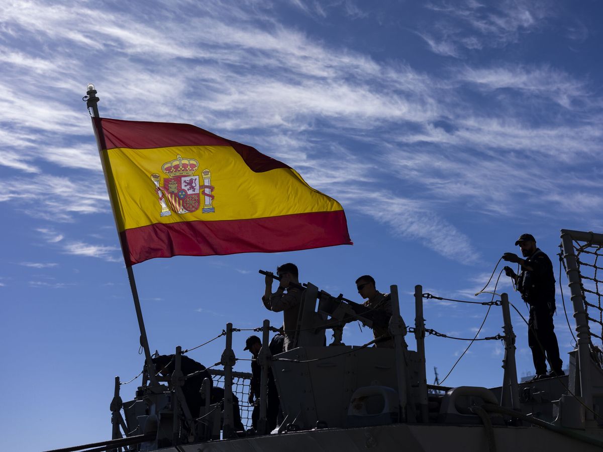 Foto: La bandera de España ondea en la fragata Santa María, de la Armada española. (EFE/Carlos Díaz)