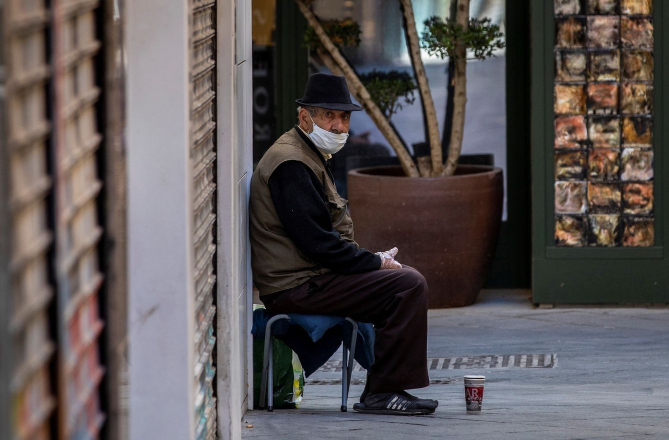 Un hombre, sentado en la calle, durante el estado de alarma. (EFE)