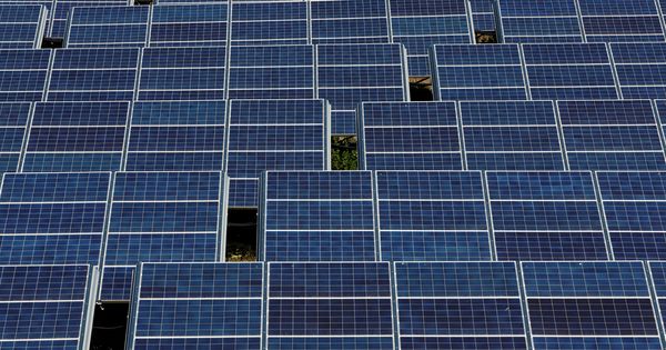 Foto: Instalación de paneles fotovoltaicos. (Reuters)
