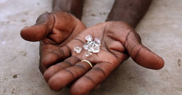 Foto: Un comerciante de diamantes ilegales en Zimbabue. (Reuters)