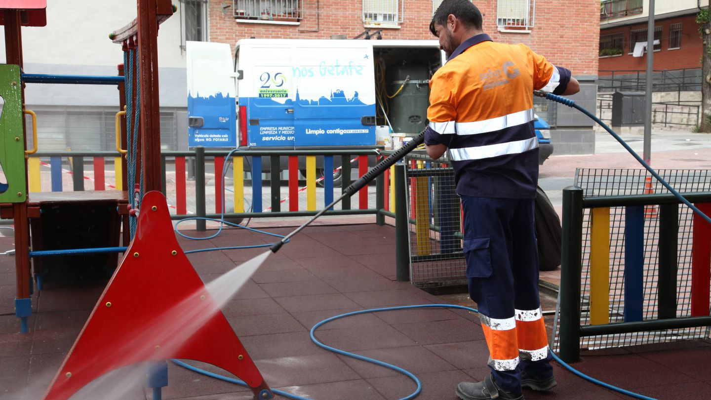 Un trabajador de la empresa pública Lyma limpia un parque infantil. (Ayuntamiento de Getafe)