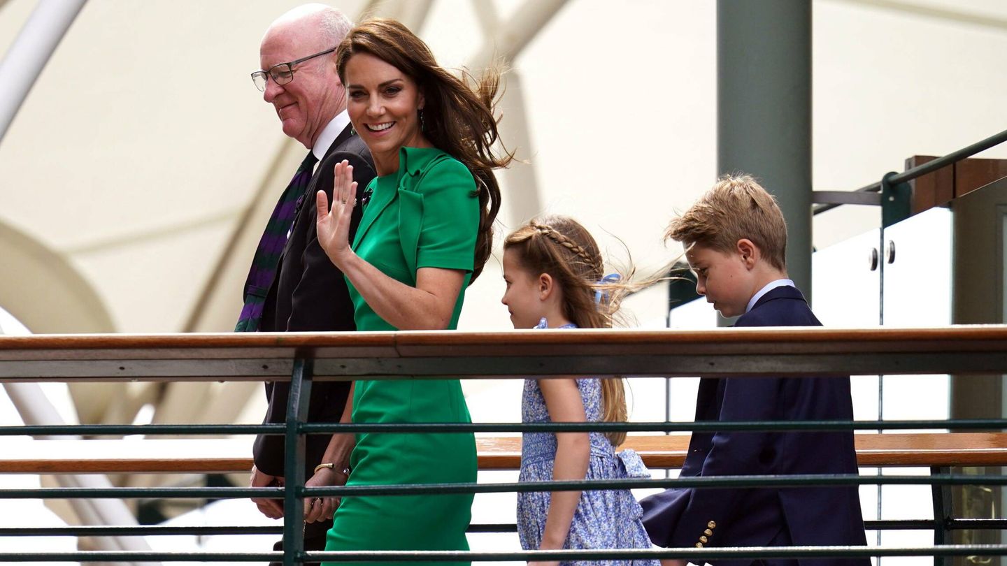 Kate Middleton, saludando a sus fans. (Cordon Press)