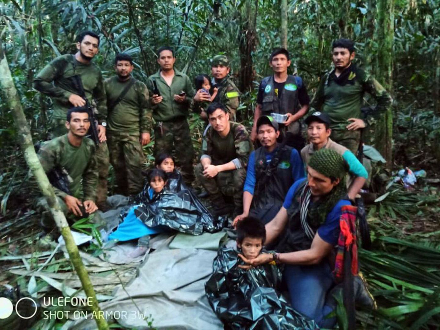 Momento en el que los menores son encontrados. (EFE/Fuerzas Militares de Colombia)