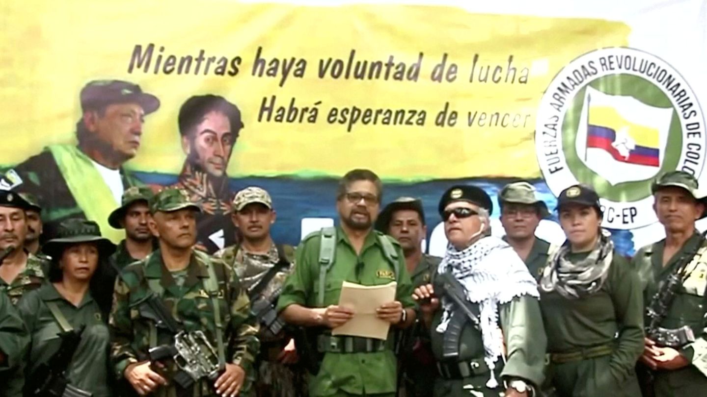 Iván Marquez junto a otros exdirigentes de las FARC en el vídeo en el que anuncian que retoman las armas. (Reuters)