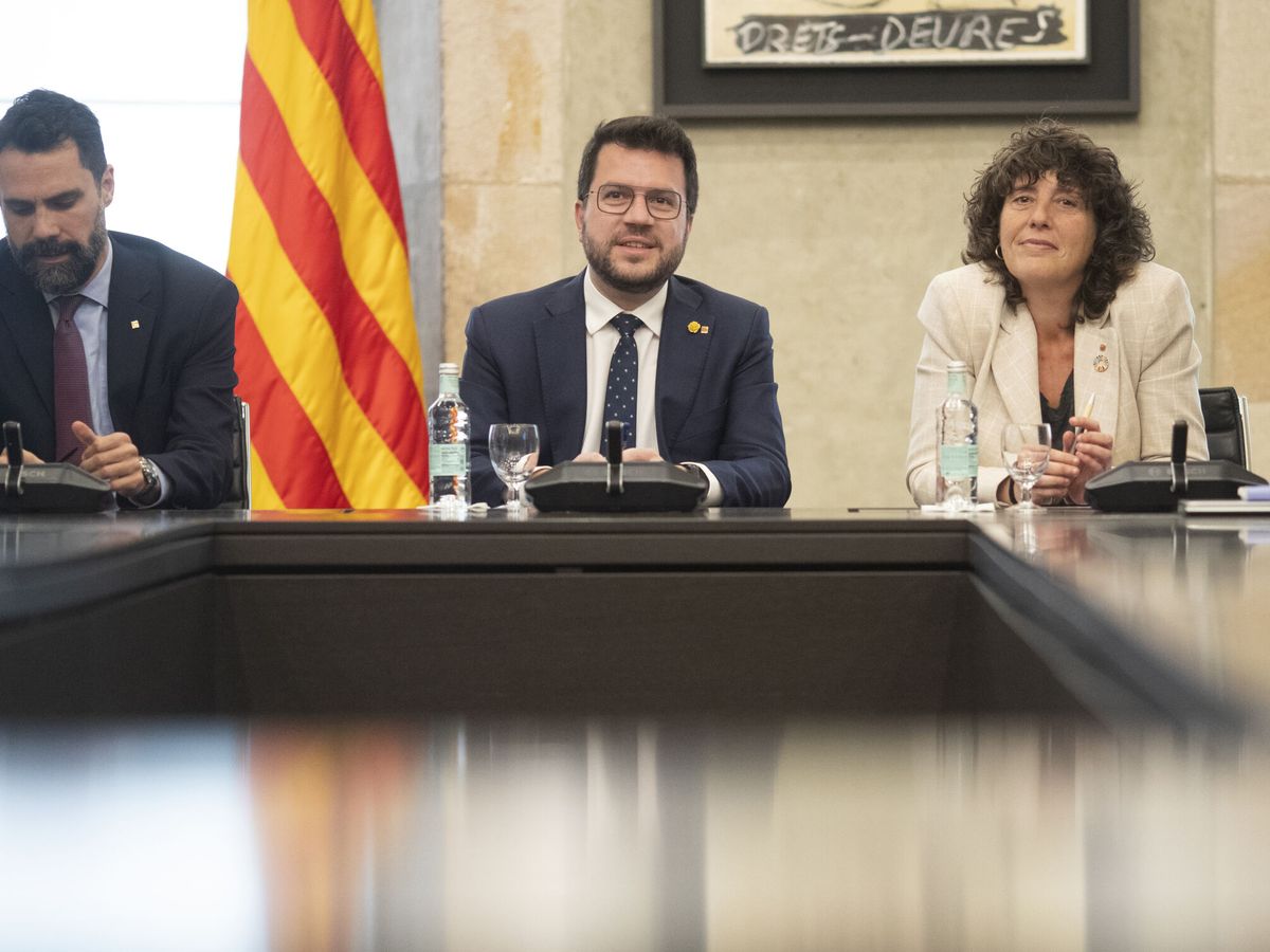 Foto: La 'consellera' Teresa Jordà sentada junto a Pere Aragonès. (EFE/Marta Pérez)