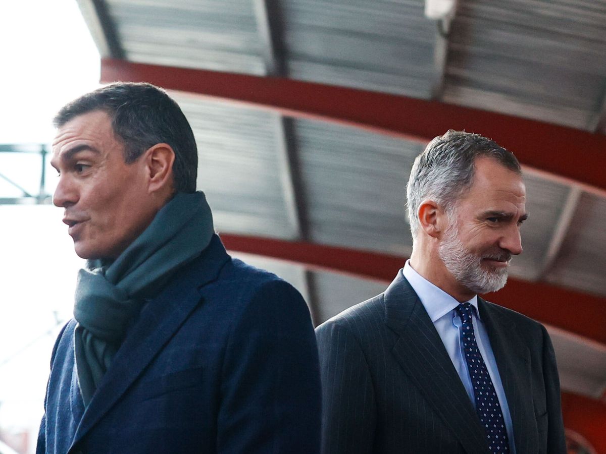 Foto: Pedro Sánchez y Felipe VI, en la inauguración del AVE a Murcia. (EFE/Javier Lizón)