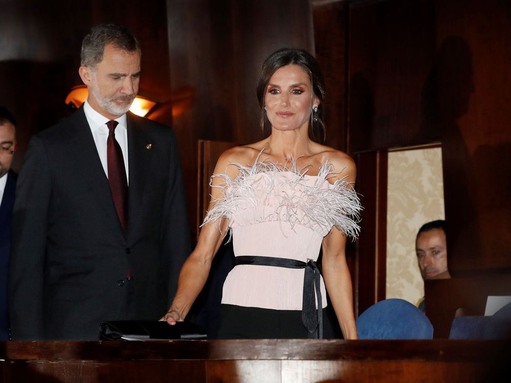 Foto: Los reyes Felipe y Letizia, a su llegada al concierto previo a los Premios Princesa de Asturias. (EFE)