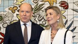 Carolina de Mónaco utiliza el viejo truco de las perlas para iluminar el rostro