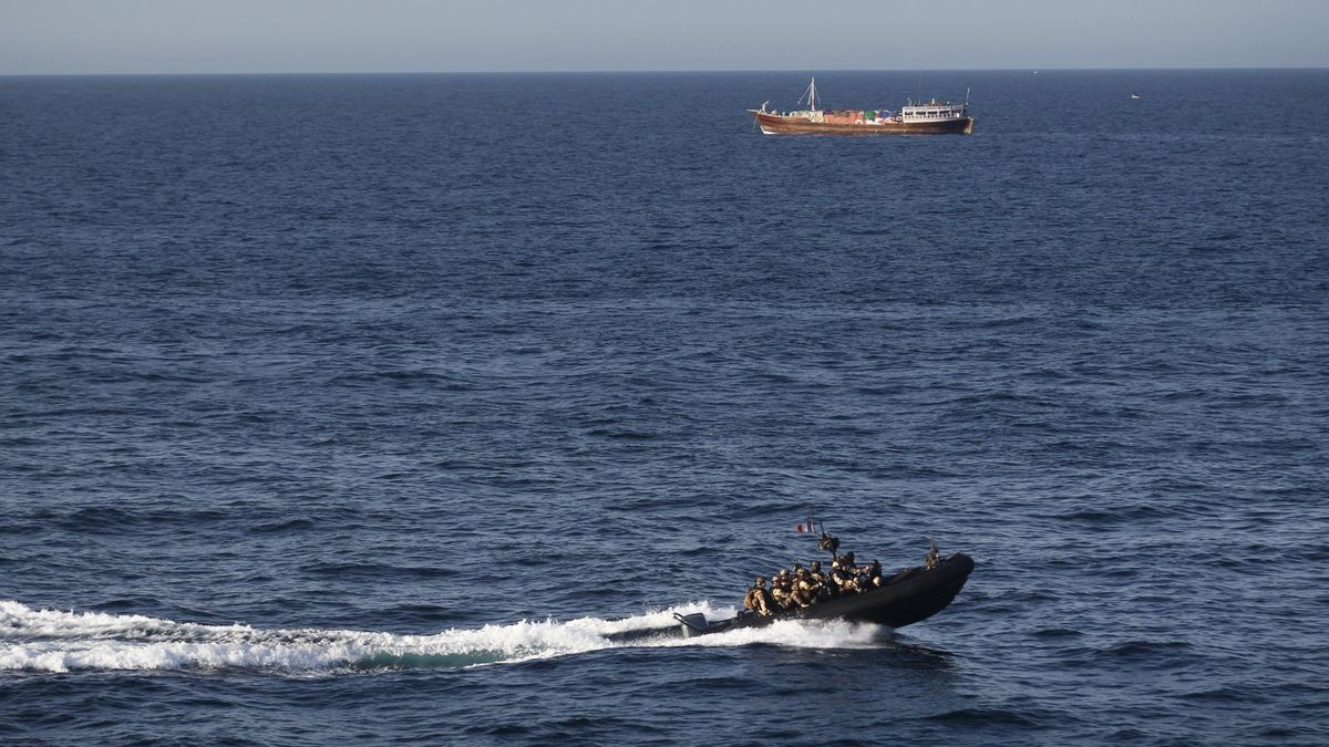 Un buque español neutraliza un ballenero pirata en las costas de Somalia