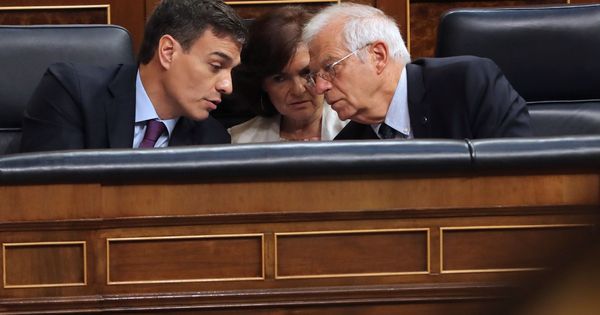 Foto: El presidente del Gobierno, Pedro Sánchez, conversa con el ministro de Exteriores, Josep Borrell, en el Congreso. (EFE)