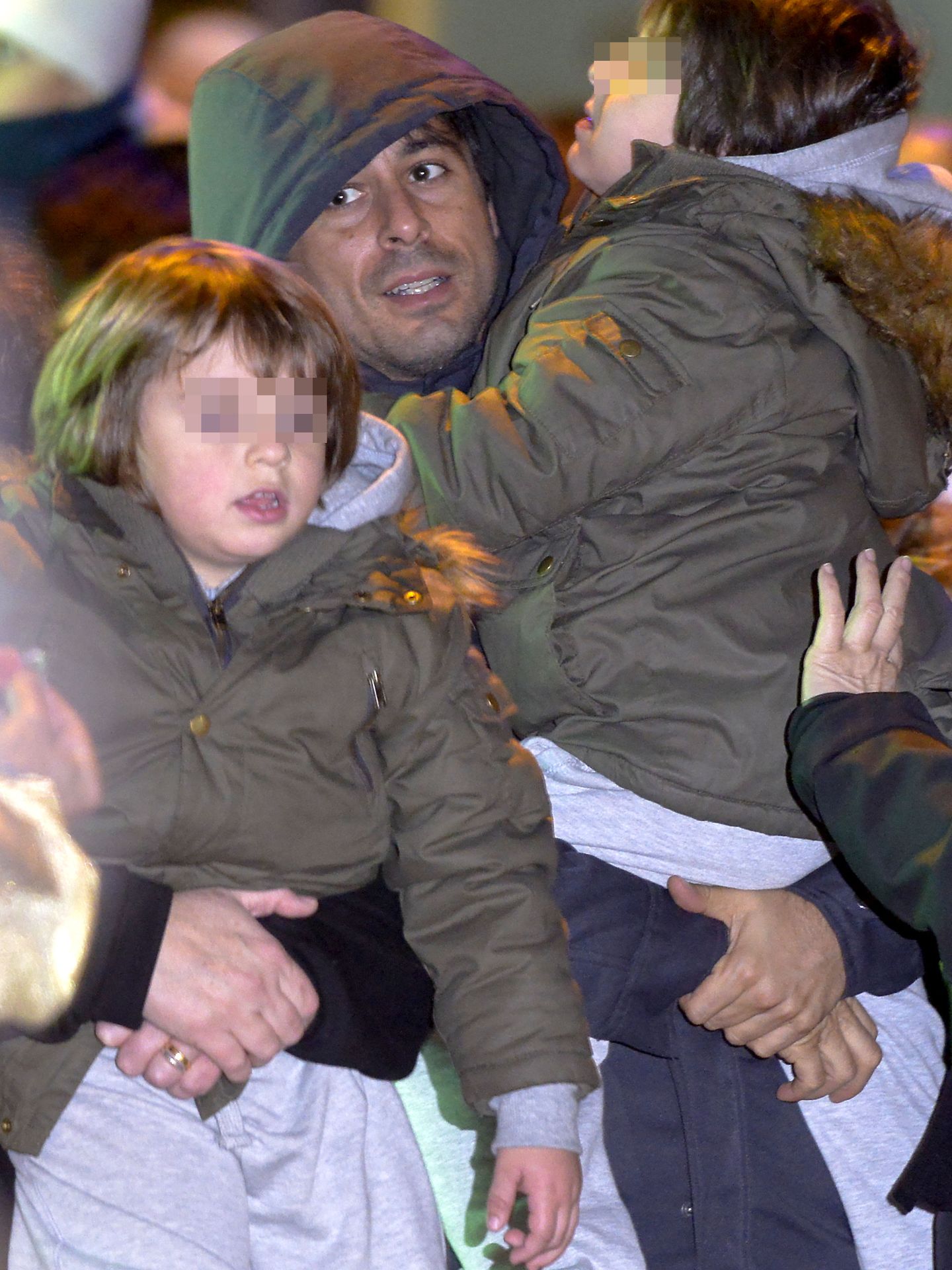 El actor Hugo Silva, junto a sus dos hijos (Gtres)
