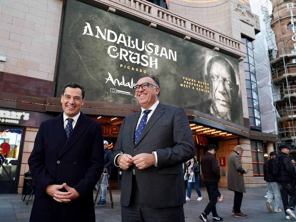 Foto: Juanma Moreno presenta la campaña 'Andalusian Crush' en Leicester Square. (Cedida)