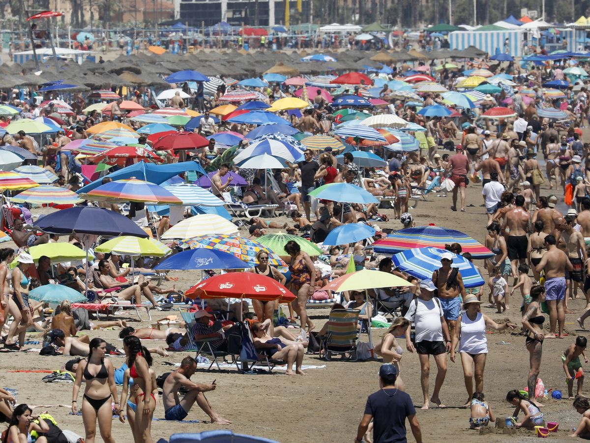 Foto: Cientos de personas en la playa de la Malvarrosa en Valencia. (EFE/Juan Carlos Cárdenas)