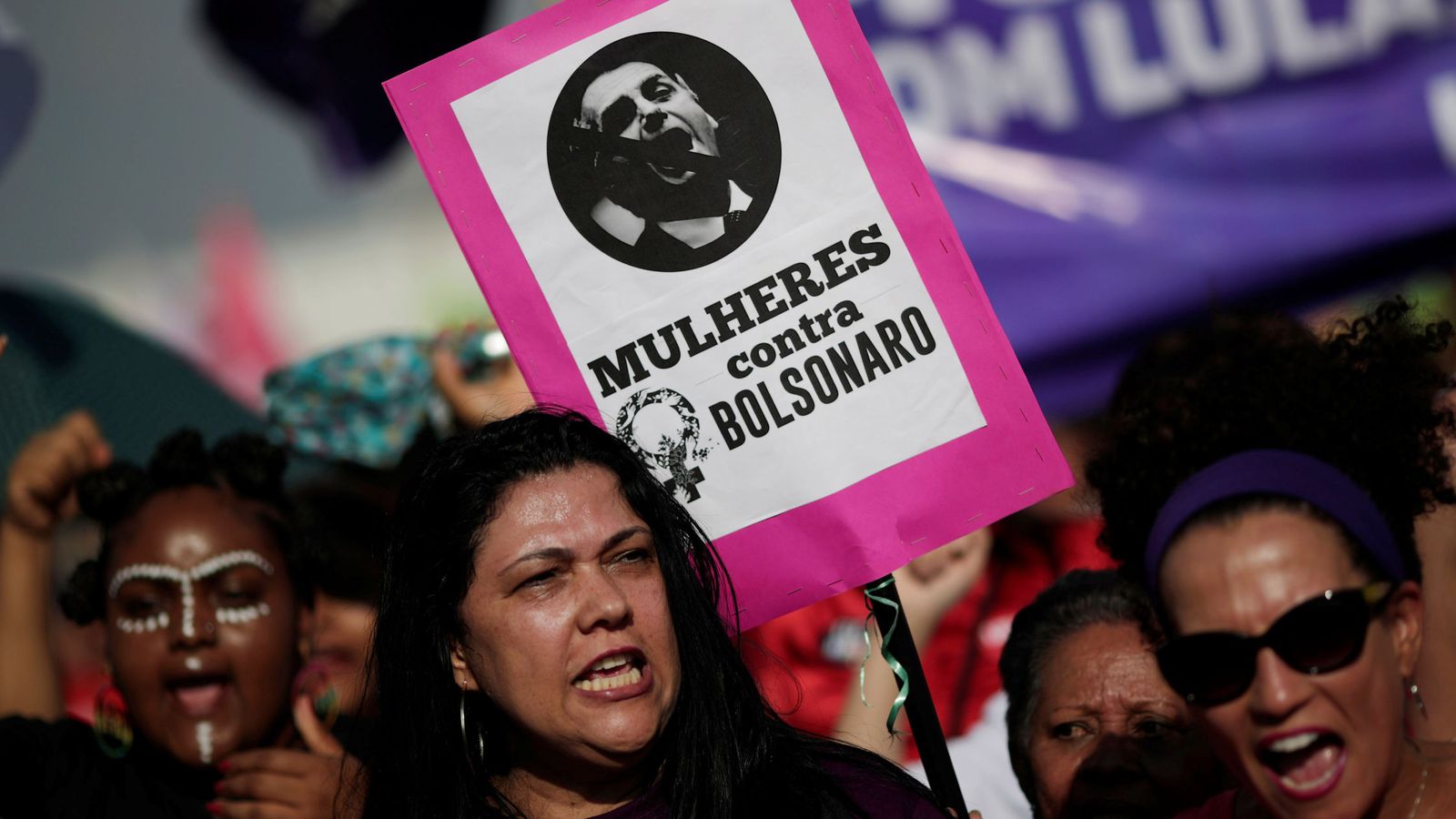 Foto: Una mujer enarbola una pancarta contra Bolsonaro durante las protestas en Brasilia, el 29 de septiembre de 2018. (Reuters)
