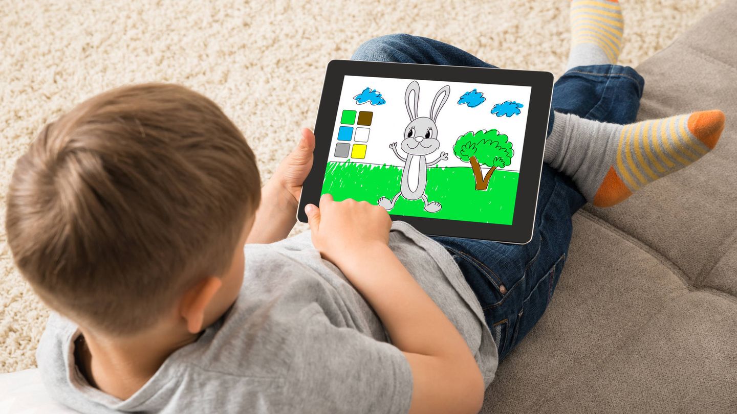 Un niño juega con una tableta. (iStock)