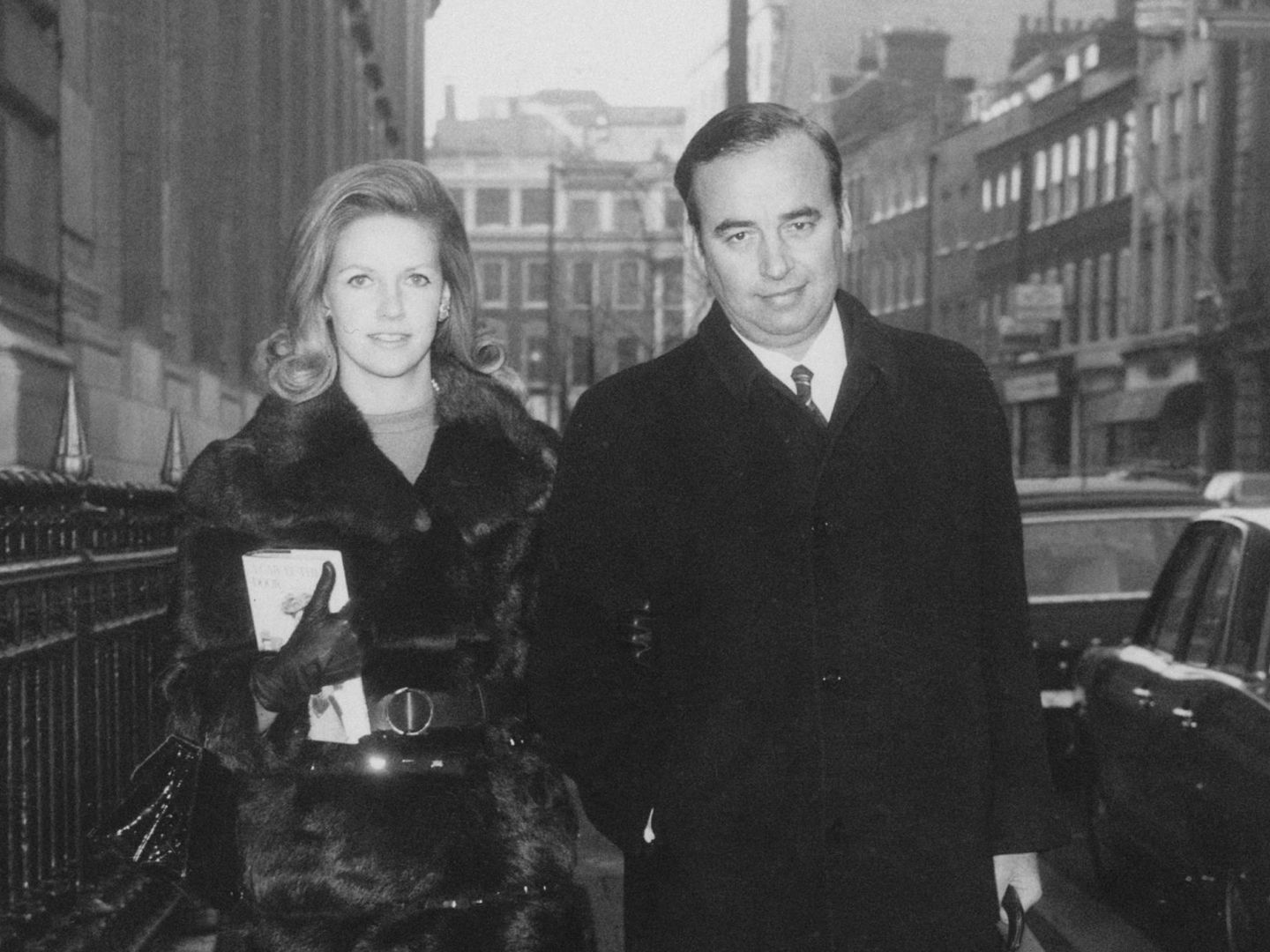  Rupert y Anna Murdoch, en 1969. (Getty)