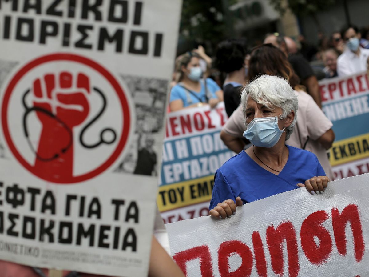 Foto: Una protesta contra la vacunación. (EFE/Kostas Tsironis)
