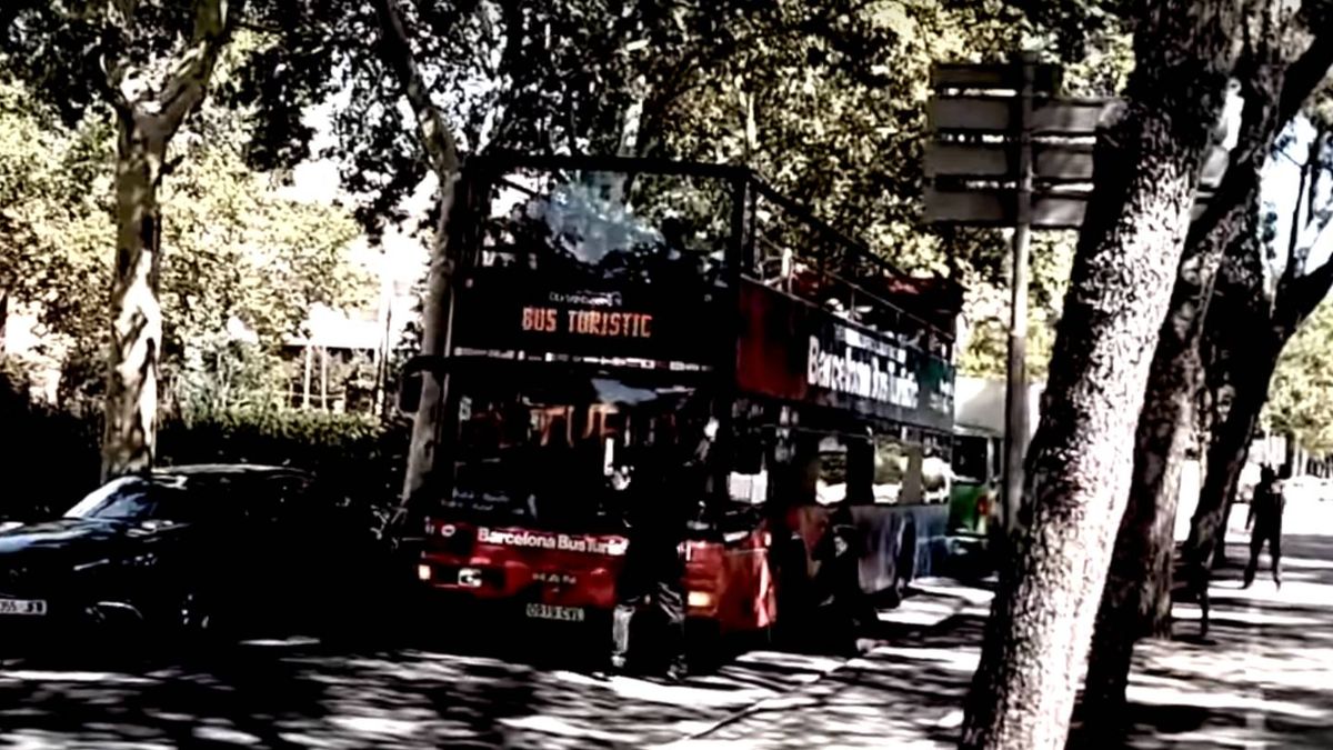 Una organización juvenil vinculada a la CUP reivindica el ataque a un bus turístico
