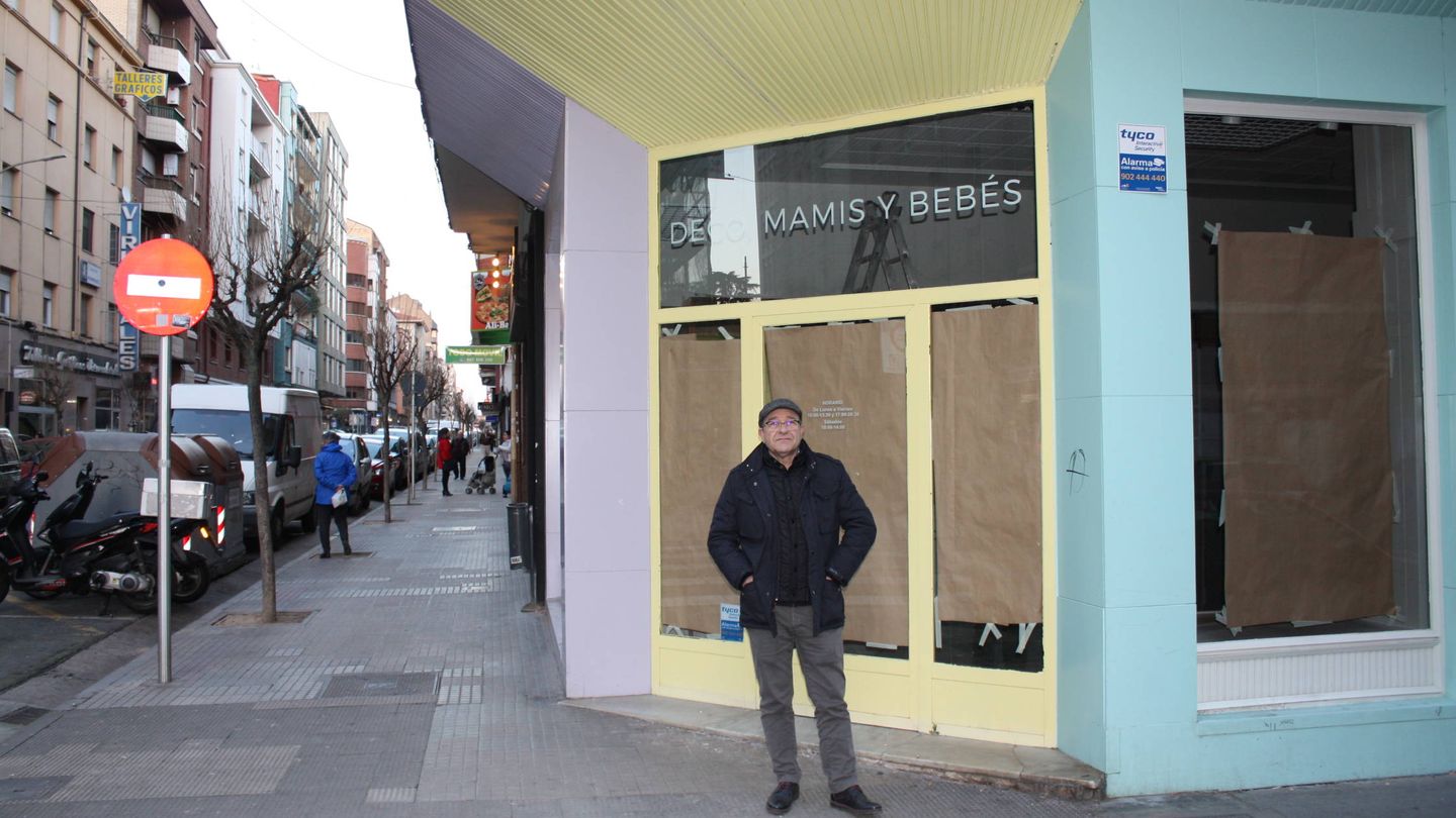 Fernando Zatón, presidente de los comerciantes, ante una tienda cerrada. (R. M.)