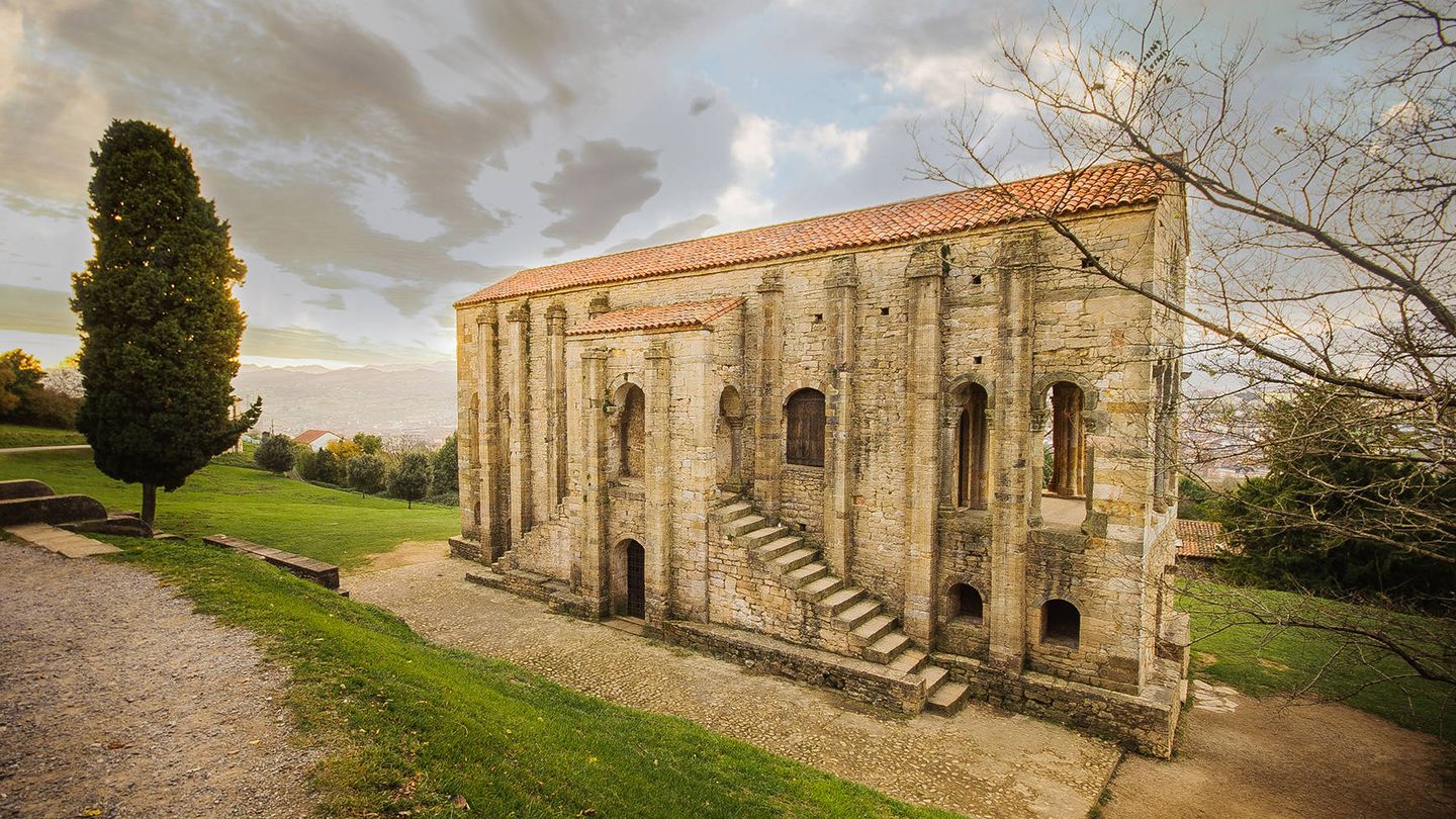 Santa María del Naranco es una de las construcciones más sobresalientes del prerrománico asturiano. (Cortesía de Turismo Asturias – Tatiana Castañón)