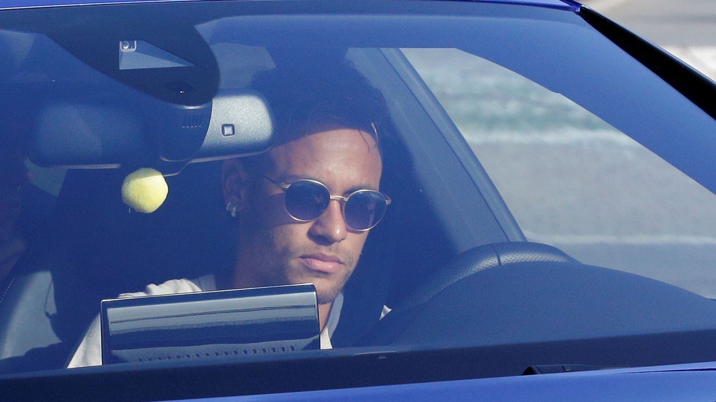 Neymar dejó de entrenarse el miércoles con el FB Barcelona. (Reuters) 