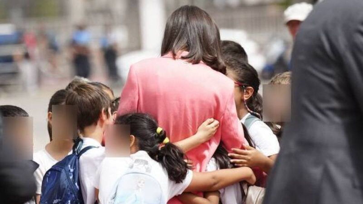 Dejad que los niños se acerquen a mí: el tierno y espontáneo momento de Letizia en Canarias con los más pequeños