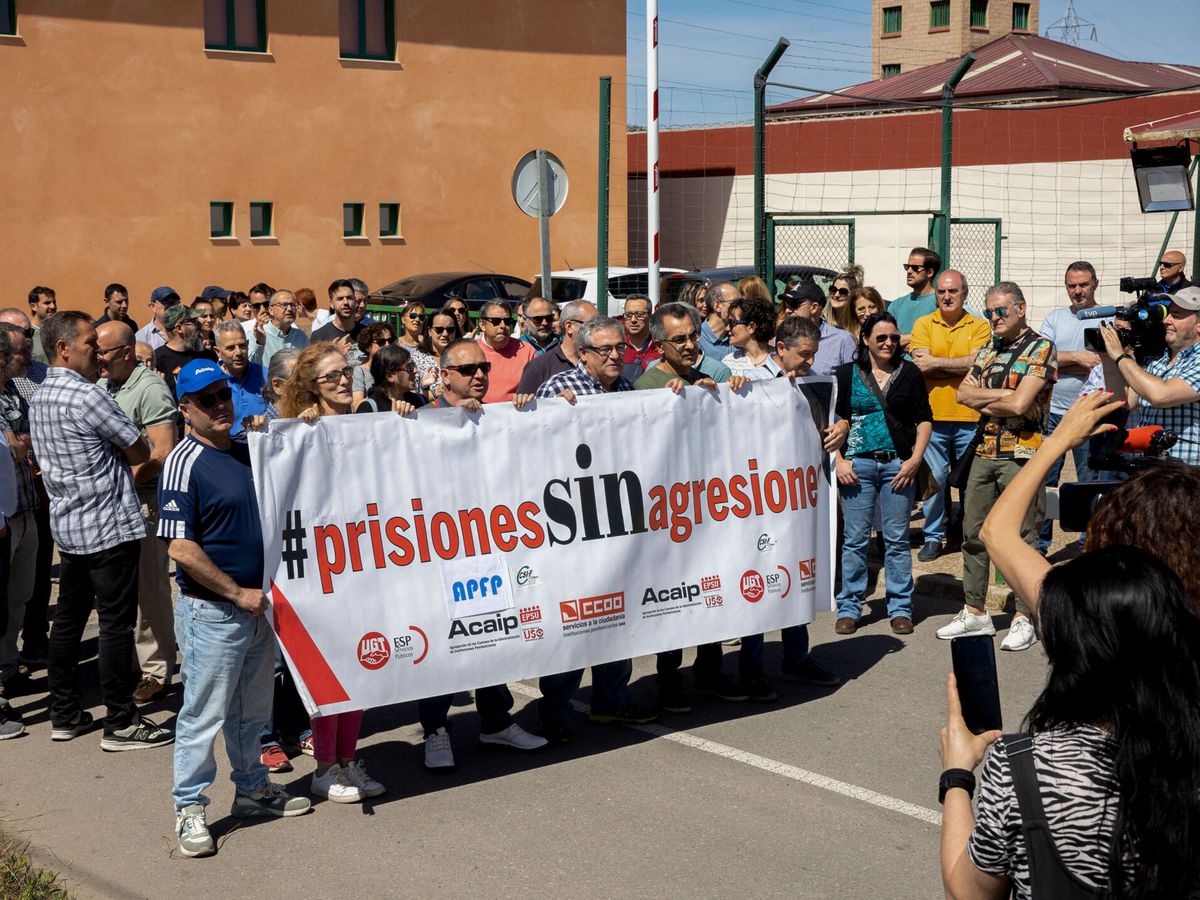 Foto: En mayo ya hubo una concentración de trabajadores del centro penitenciario de Logroño tras la agresión a un funcionario. (EFE/Raquel Manzanares)
