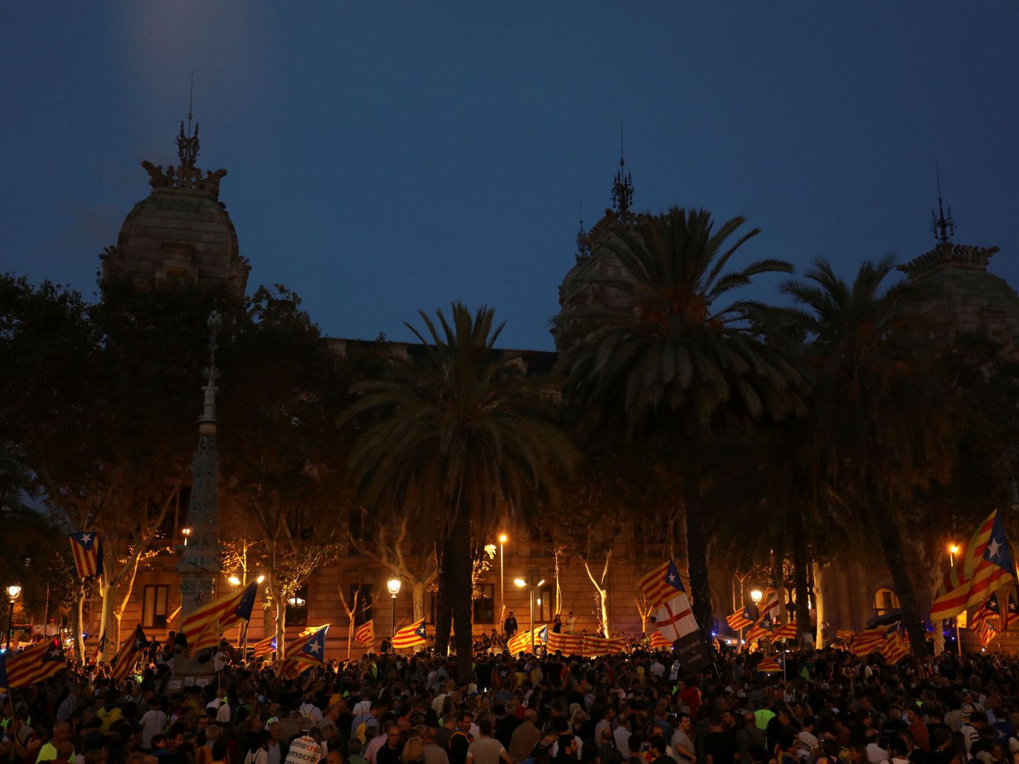 Los manifestantes, congregados frente al Arco del Triunfo anoche. (Reuters)