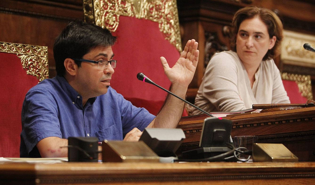 La alcaldesa de Barcelona, Ada Colau (d), escucha al primer teniente de alcalde, Gerardo Pisarello. (EFE)