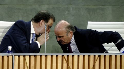 Rajoy 'despacha' con frialdad la presentación del libro de Guindos 