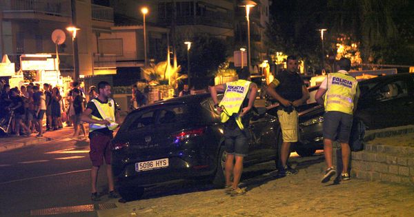 Foto: Un policía inspecciona un coche en Cambrils (Tarragona), donde cuatro presuntos terroristas han sido abatidos por los Mossos. (EFE)