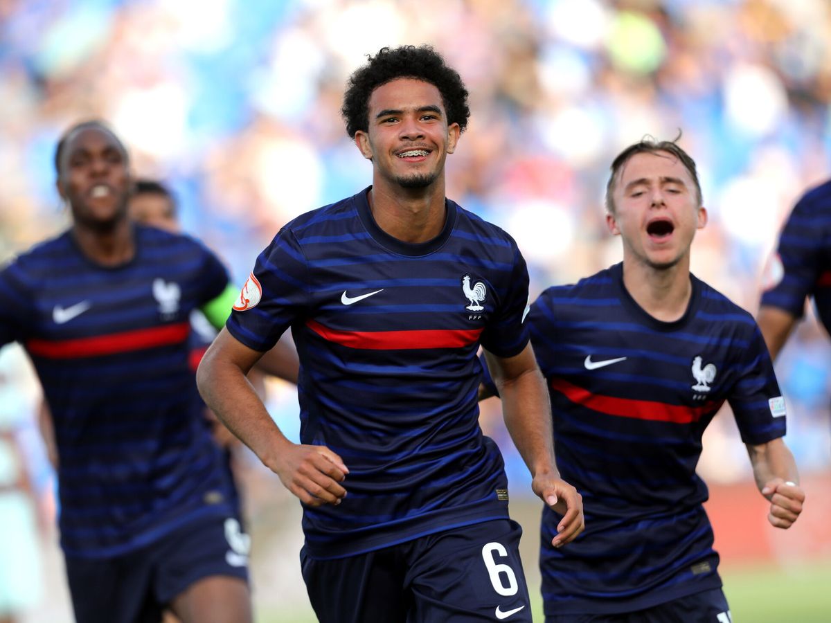 Foto: Zaïre-Emery celebra un gol con la sub 19 de Francia. (EFE/EPA/Abir Sultan)