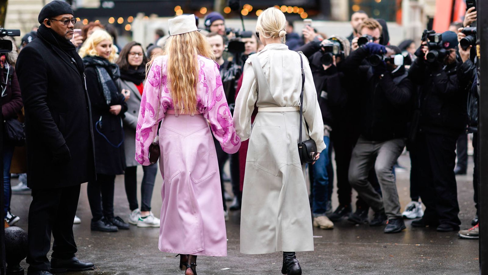 Foto: Dos influencers posando en los alrededores de la Fashion Week. (Getty)