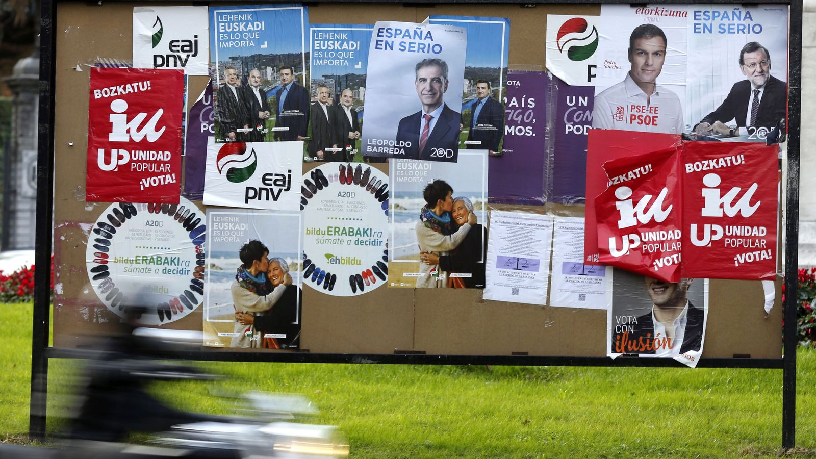 Foto: Tablón con carteles electorales en una foto de diciembre. (EFE)