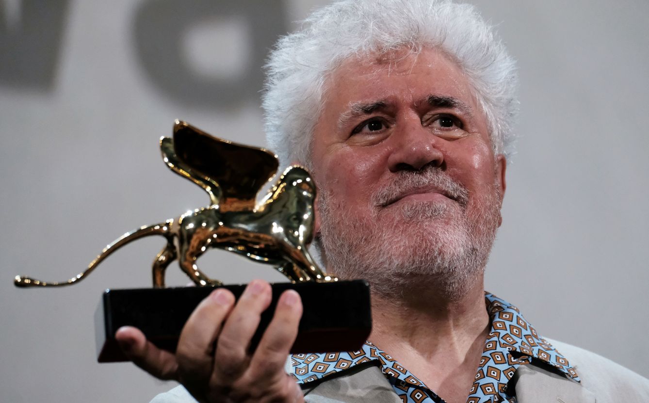 Almodóvar, con su reciente premio en el Festival de Venecia. (Reuters)