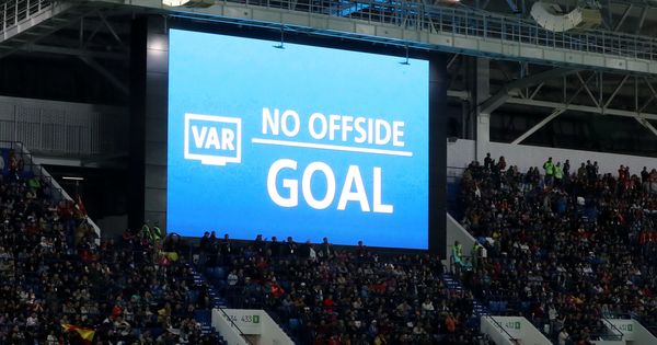 Foto: El VAR, en el momento de determinar que el gol de Iago Aspas era legal. (Reuters)